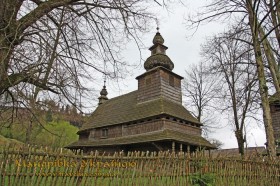 Гукливий. Дерев'яна церква св. Духа та дзвіниця